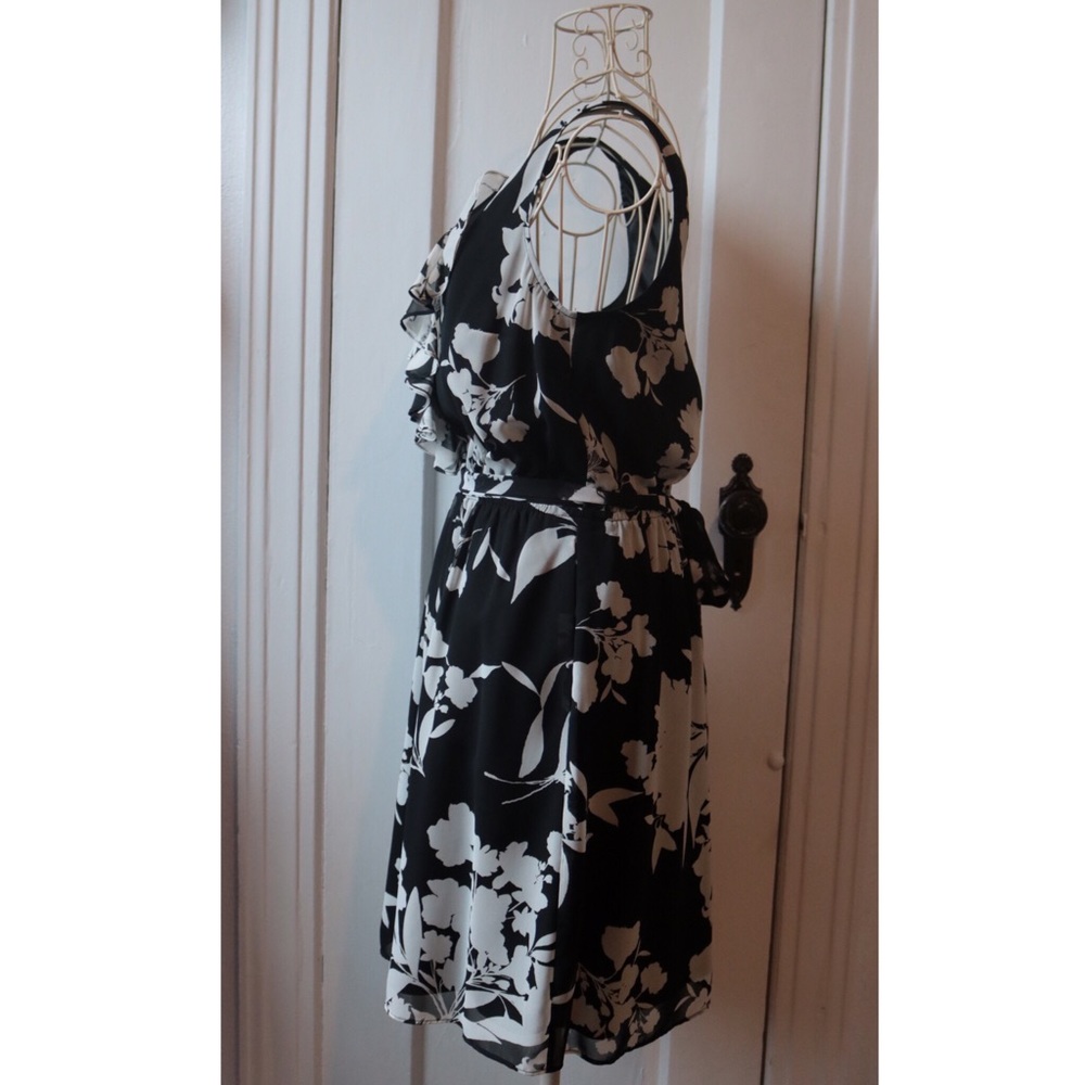 Express | Black & White Floral Dress | Pockets! - Picture 3 of 7
